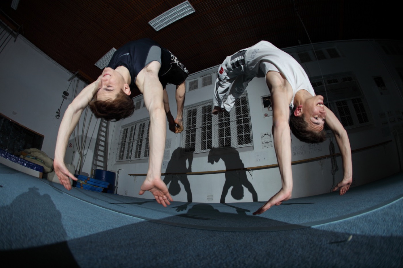 Jim und John Förster im synchronen Salto, Berliner Trainingshalle